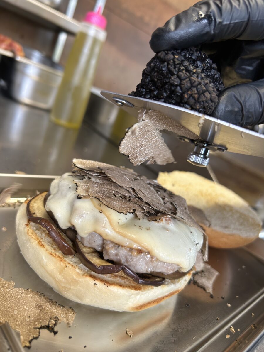 Il Burger Nero Ibleo: un’esplosione di Sicilia in ogni morso