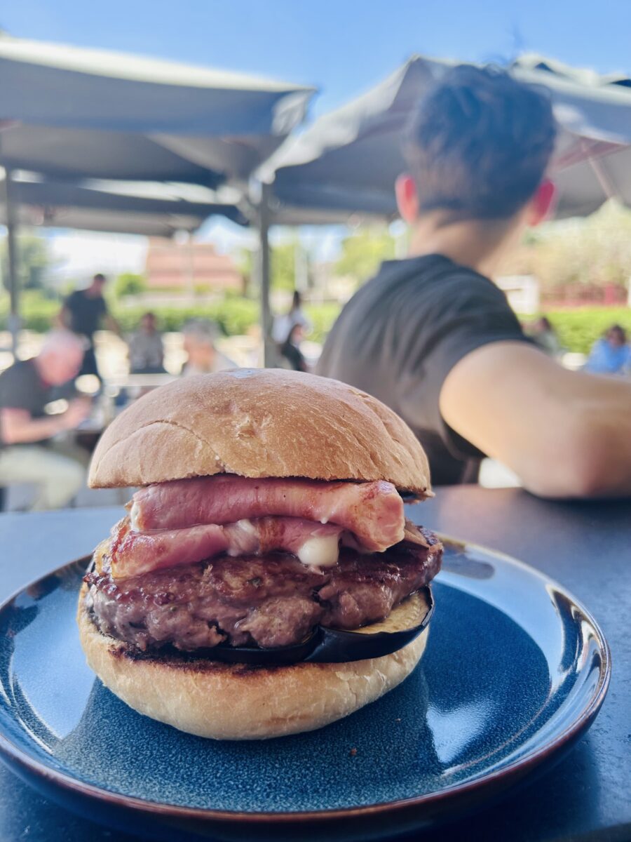 Avolese: un burger “provocatorio” diventato un must di Oscialè Street Food